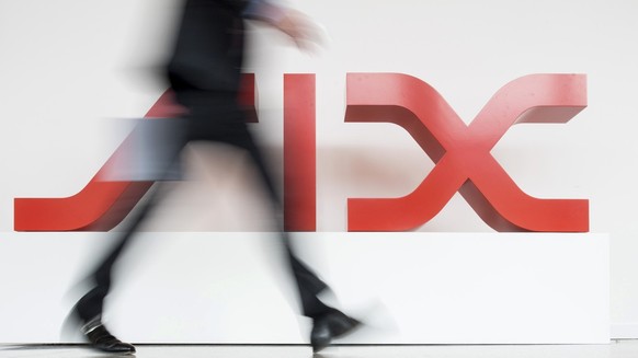 Menschen bewegen sich vor dem Logo der SIX Group, aufgenommen am Mittwoch, 21. Maerz 2018, in Zuerich. (KEYSTONE/Ennio Leanza)