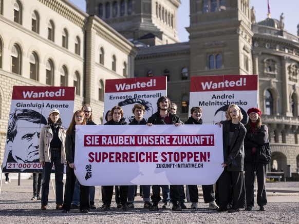 KEYPIX - Aktivistinnen der JUSO mit Praesidentin Mirjam Hostetmann, 2. von links, machen mit Plakaten von wohlhabenden Schweizer Erben Werbung fuer ihre Volksinitiative &quot;Initiative fuer eine Zuku ...