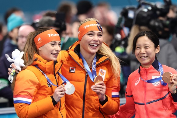 epa12720925 (L-R) Silver medalist Femke Kok of the Netherlands, gold medalist Jutta Leerdam of the Netherlands, and bronze medalist Miho Takagi of Japan celebrate on the podium of the Women's 100 ...