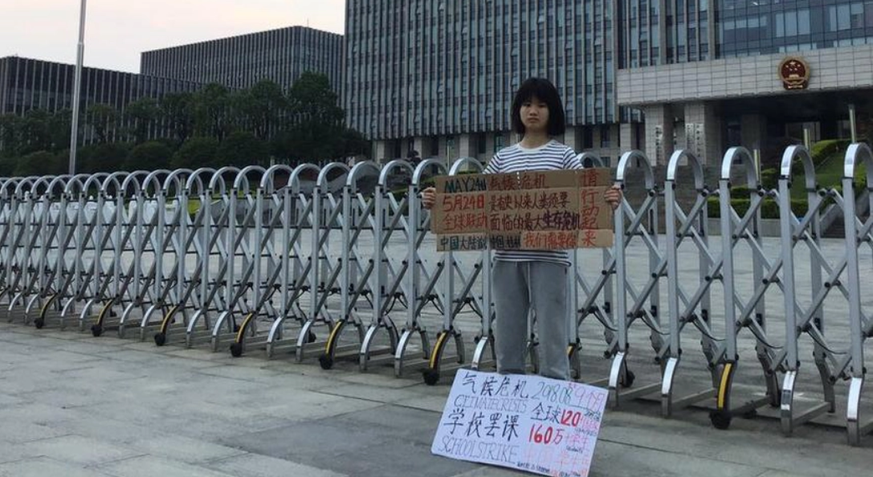 Klimastreik in China: Howey Ou vor dem großen Gebäudekomplex der Regionalregierung in Guilin.