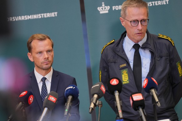 epa12403767 Justice Minister Peter Hummelgaard (L) and National Police Commissioner Thorkild Fogde (R) attend a press conference in the Ministry of Defence in Copenhagen, Denmark, 25 September 2025. T ...