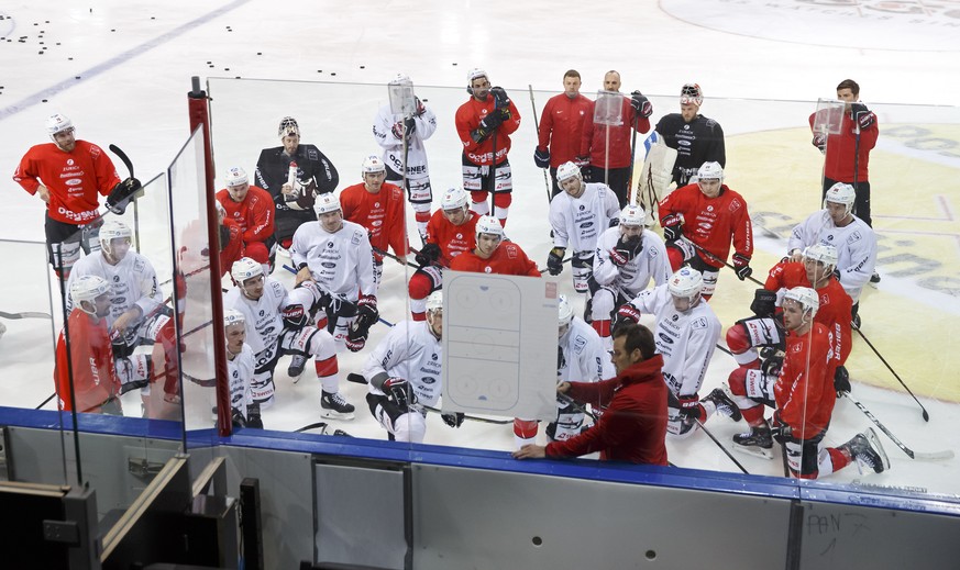 Patrick Fischer, right, head coach of Switzerland national ice hockey team, instructs his players, during a training camp of Swiss national hockey team ahead the IIHF 2018 World Championship, at the i ...