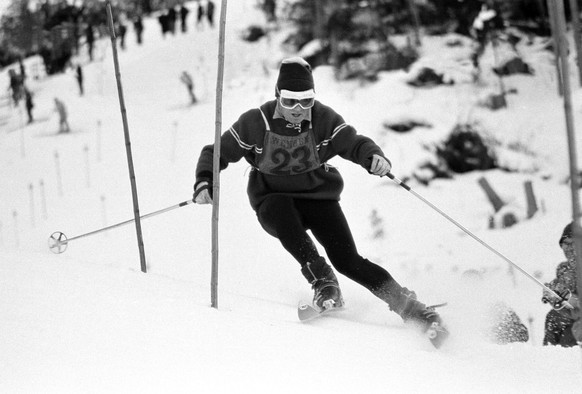 Dumeng Giovanoli faehrt am 15. Januar 1967 im Lauberhorn-Slalom dem Ziel entgegen. (KEYSTONE/PHOTOPRESS-ARCHIV/Str)