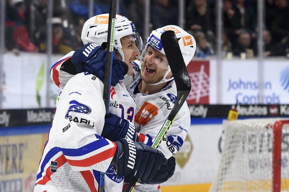 Zuerichs Justin Sigrist, links, jubelt nach seinem Tor (2-0) mit Zuerichs Simon Bodenmann, rechts, beim Eishockey Meisterschaftsspiel der National League A zwischen den HC Fribourg Gotteron und dem ZS ...