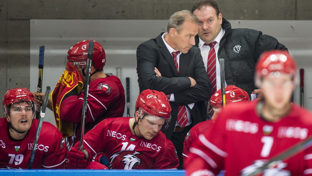 L'entraineur lausannois Heinz Ehlers, droite, et l'entraineur assistant lausannois Rikard Franzen, gauche, parlent avec les joueurs lors du match du championnat suisse de hockey sur glace de ...