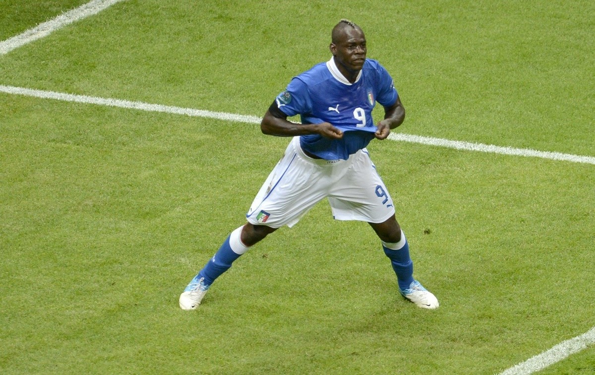 epa03286688 Mario Balotelli of Italy celebrates after scoring the opening goal during the semi final match of the UEFA EURO 2012 between Germany and Italy in Warsaw, Poland, 28 June 2012. EPA/RADEK PI ...