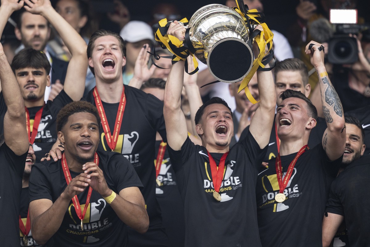 YBs Donat Rrudhani, Aurele Amenda, Cedric Itten, Fabian Rieder mit dem Pokal des Fussball Cupsiegers, und Cedric Zesiger, jubeln nach dem Schweizer Fussball Cup Final zwischen dem BSC Young Boys und d ...