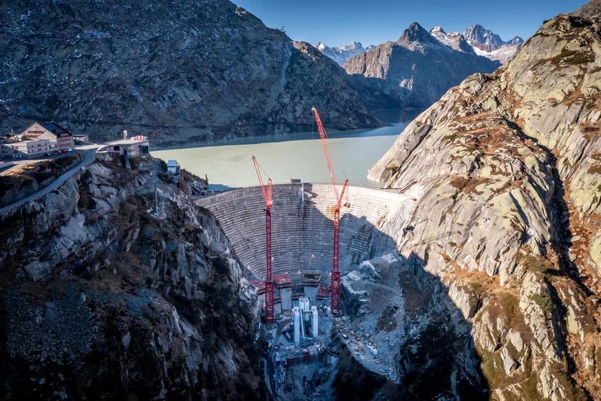 Steht beispielhaft für das lange Hin und Her: An der Grimsel wird eine neue Staumauer gebaut, um die alte zu ersetzen. Über eine Erhöhung der Mauer wird seit Jahrzehnten gestritten.