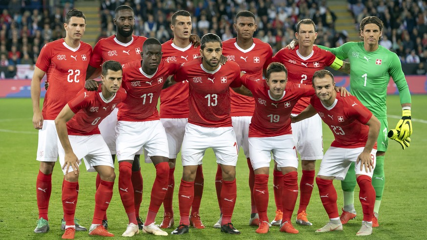 Switzerland&#039;s players pose prior to the friendly soccer match between England and Switzerland at the King Power Stadium in Leicester, England, on Tuesday, September 11, 2018. (KEYSTONE/Georgios K ...