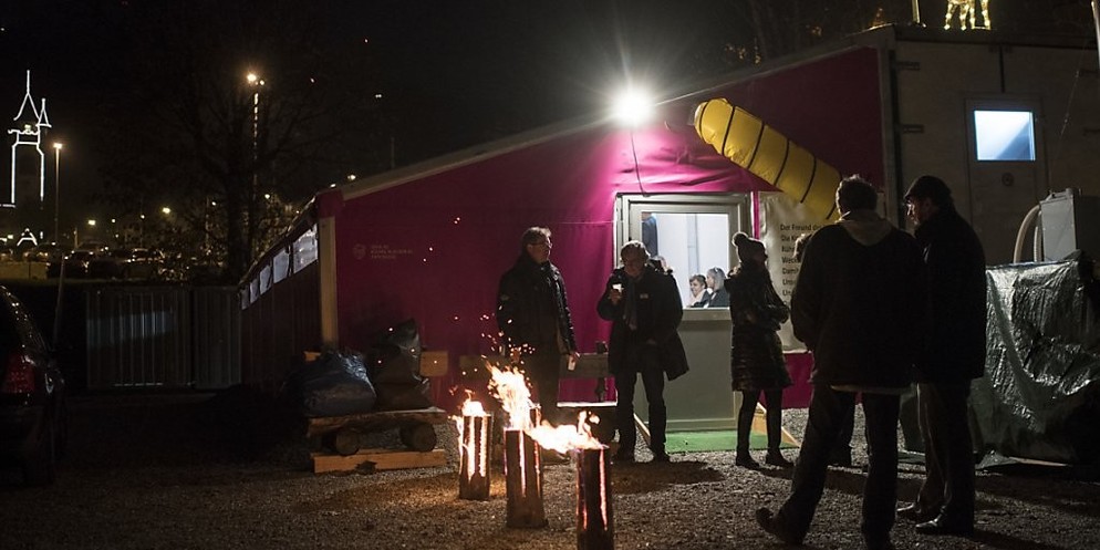 Im Jahr 2002 rief der Zürcher Pfarrer Ernst Sieber den «Pfuusbus» ins Leben. Der LKW-Anhänger beim Albisgütli bat einen sicheren Zufluchtsort für Menschen in Zürich, die kein Obdach hatten. 20 Jahre s ...