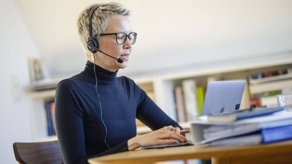 Frau am Laptop, Symbolbild für Videochat, Homeoffice.