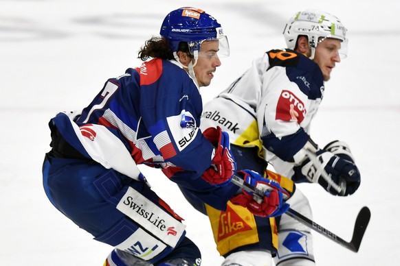 Der Zuercher Roman Wick, links, gegen den Zuger Johann Morant, rechts, beim Eishockeyspiel der National League ZSC Lions gegen den EV Zug im Hallenstadion in Zuerich am Dienstag, 19. Dezember 2017. (K ...