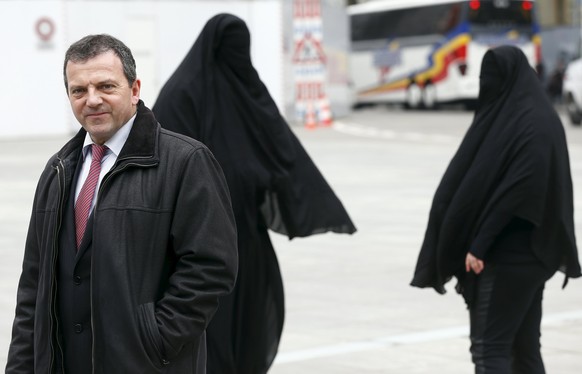 Der SVP-Nationalrat sammelt derzeit Unterschriften für ein Burka-Verbot.