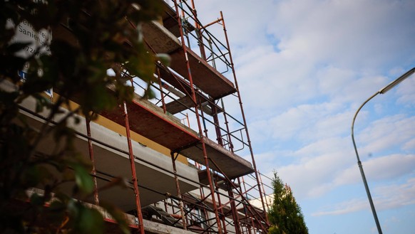08.05.2023, Braunau am Inn, AUT, Themenbild, Symbolbild, Verschiedene Themenbilder, Bauen, Firma, Kran, im Bild Kran, Baustelle, Firma, Teuerung, bauen, *** 08 05 2023, Braunau am Inn, AUT, theme imag ...