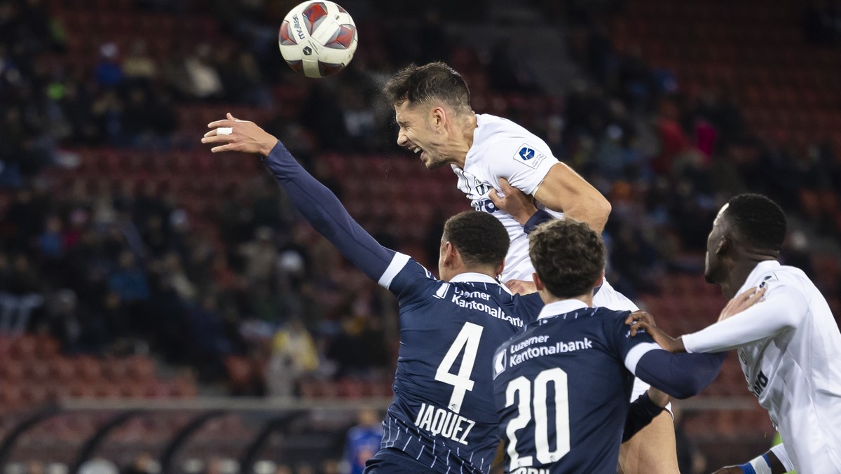 FC Zuerichs Nikola Katic, oben, spielt den Ball gegen Luzerns Luca Jaquez, links, und Pius Dorn, Mitte, im Fussball Meisterschaftsspiel der Super League zwischen dem FC Zuerich und dem FC Luzern am So ...