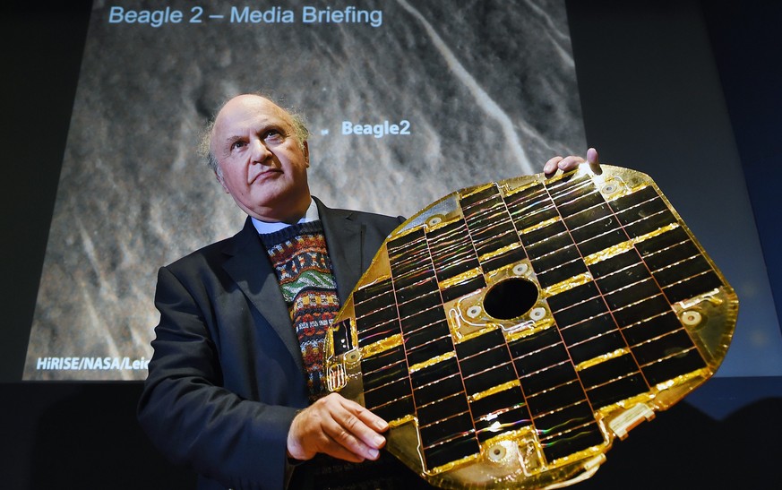 Professor Mark Sims von der Universität Leicester zeigt ein Panel des Landers «Beagle 2».