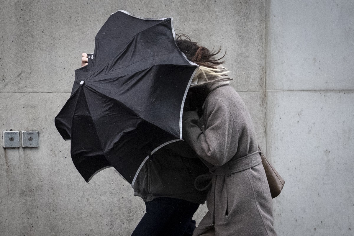 KEYPIX - Menschen mit einem Regenschirm kaempfen gegen Wind und Regen am Donnerstag, 12. Februar 2026 in Zuerich. (KEYSTONE/Claudio Thoma)