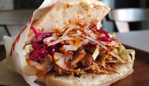 döner kebab kebap dürüm mitscharf mit allem und viel scharf türkisch schweiz deutschland street food essen https://twitter.com/hashtag/k%C3%B6rperfl%C3%BCssigkeiten