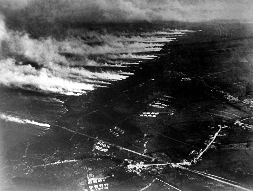 Erster Weltkrieg Französischer Giftgas- und Flammenwerfereinsatz gegen deutsche Grabenstellungen in Flandern 1916