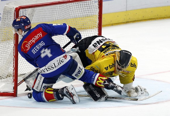 ZSC Lions Verteidiger Patrick Geering, links, scheitert im Penaltyschiessen gegen SC Bern Torhueter Leonardo Genoni waehrend dem Eishockey-Meisterschaftsspiel der National League A zwischen den ZSC Li ...