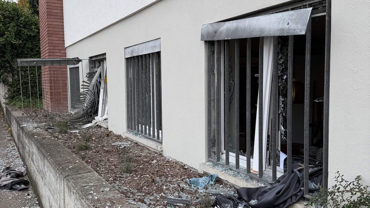 Aarauer-l-sst-versehentlich-Luftmatratze-platzen-und-verw-stet-seine-Wohnung