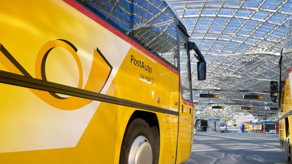 ZUM THEMA POSTAUTO AN DER FRUEHLINGSSESSION 2018 AM MITTWOCH 14. MAERZ 2018 STELLEN WIR IHNEN FOLGENDES BILDMATERIAL ZUR VERFUEGUNG - Zwei Postautos beim Busbahnhof in Chur, Kanton Graubuenden, aufgen ...