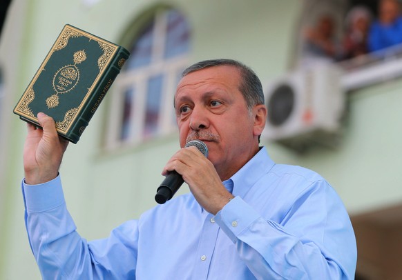 Der Koran als Wahlkampfhelfer brachte nicht viel: Erdogan wurde vom Wahlvolk abgestraft.