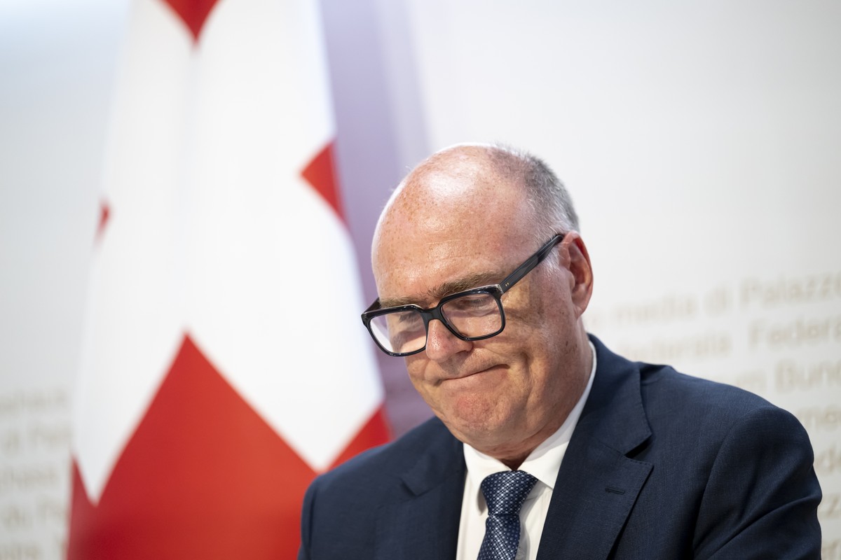 Bundesrat Martin Pfister reagiert an einer Medienkonferenz ueber den aktuellen Stand der Verhandlungen und das weitere Vorgehen Air2030, am Mittwoch, 13. August 2025, im Medienzentrum Bundeshaus in Be ...