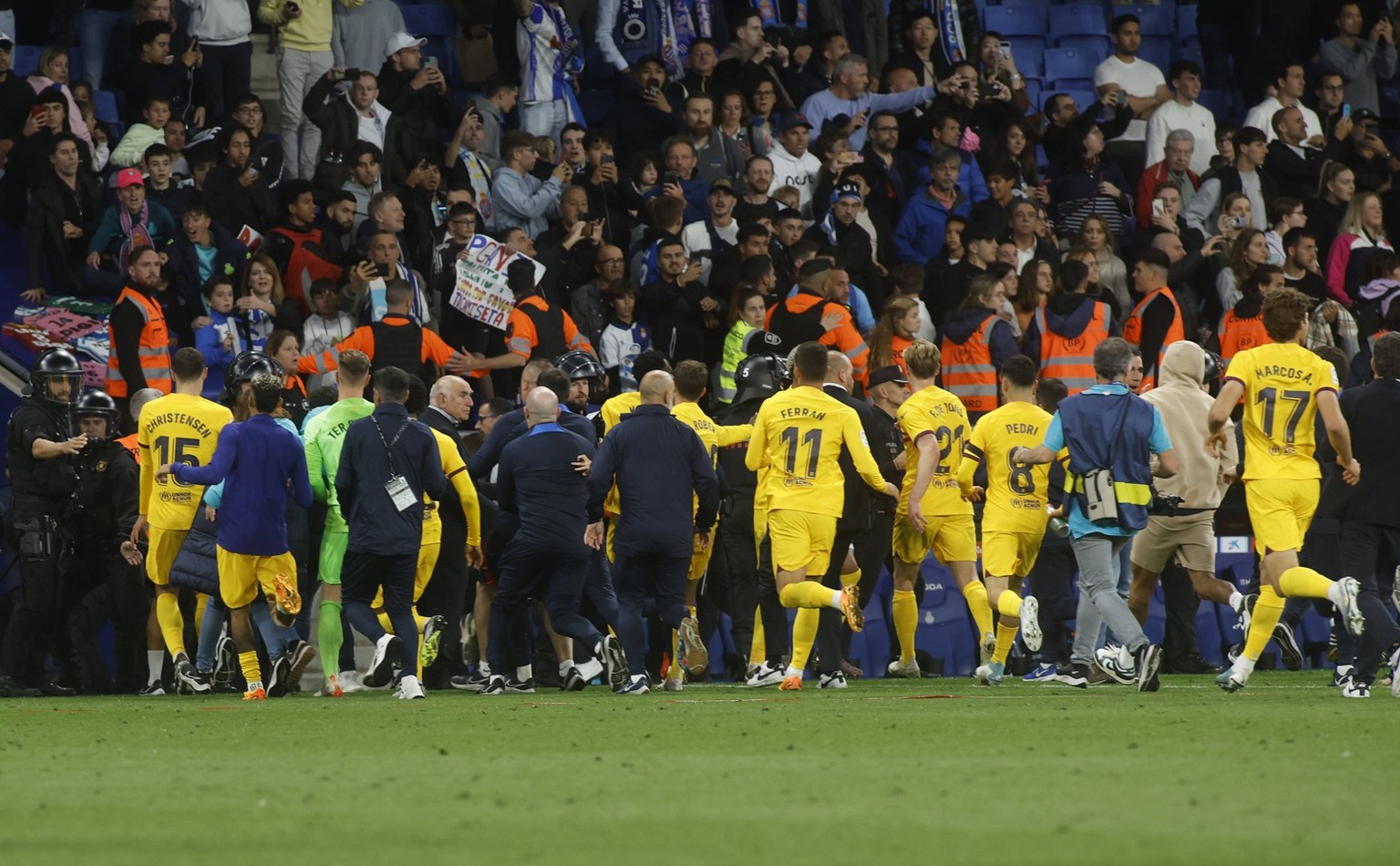 Partido de LaLiga Santander entre el Espanyol y el Barcelona. En la imagen, los jugadores del Barca celebran el titulo liguero. LaLiga Santander match between Espanyol and Barcelona. In this picture,  ...