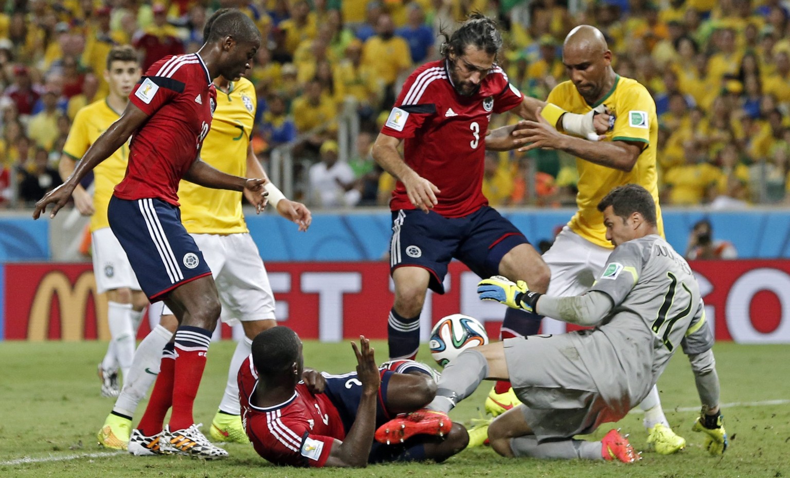 Gestocher vor dem Tor von Brasiliens Keeper Julio Cesar.