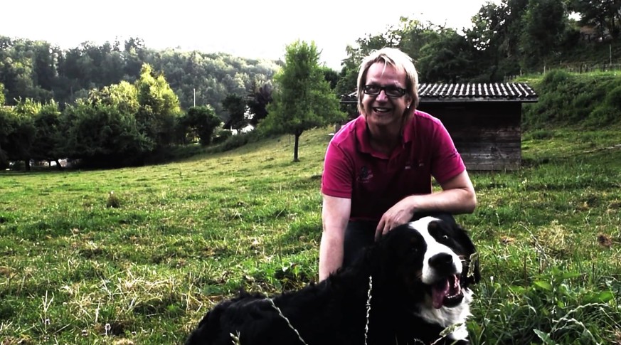 Willy Tell mit einem SVP-Maskottchen-Hund im Video des «Freiheitssongs».