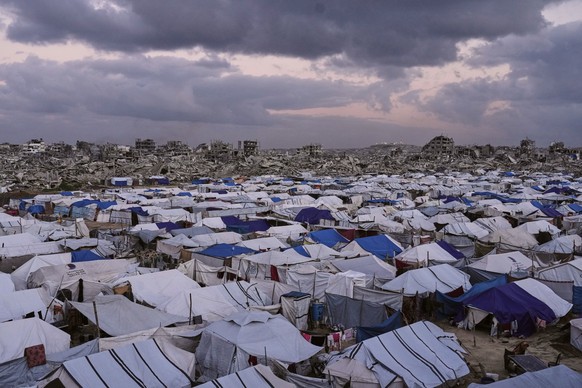 A tent camp for displaced Palestinians stretches across the Zeitoun neighborhood of Gaza City, Wednesday, Jan. 14, 2026. (AP Photo/Jehad Alshrafi)
Israel Palestinians Gaza