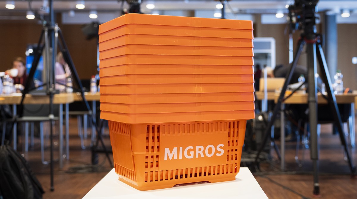KEYPIX - Migros Einkaufskoerbe stehen bereit, vor einer Medienkonferenz der Migros, am Montag, 26. Oktober 2026 in Bern. (KEYSTONE/Peter Klaunzer)