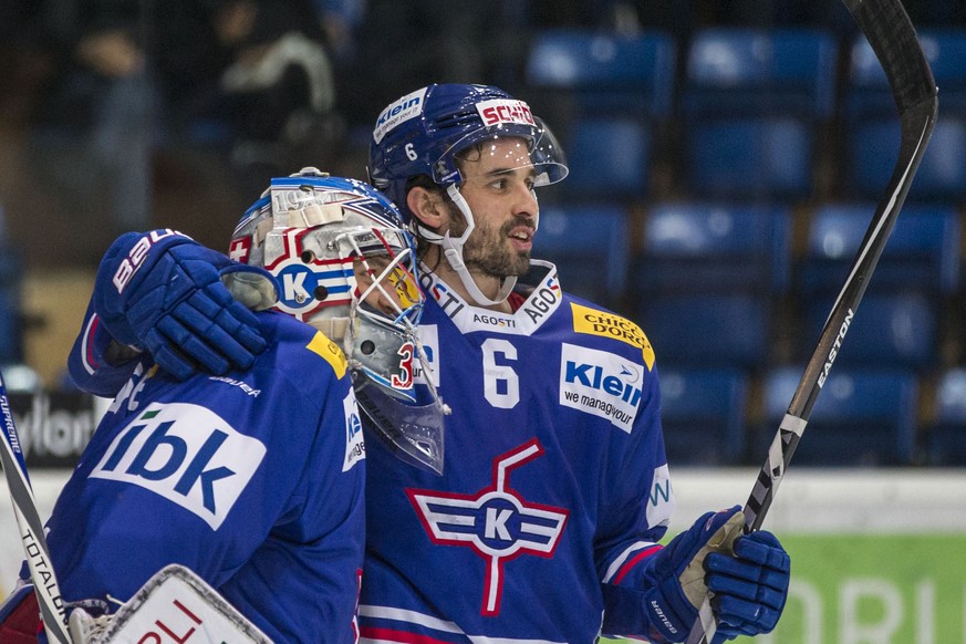 EHC Kloten Torhueter Luca Boltshauser, links, und Tim Ramholt feiern den 5-1 Sieg im Eishockey-Meisterschaftsspiel der National League zwischen dem EHC Kloten und dem HC Lugano am Freitag, 22. Dezembe ...