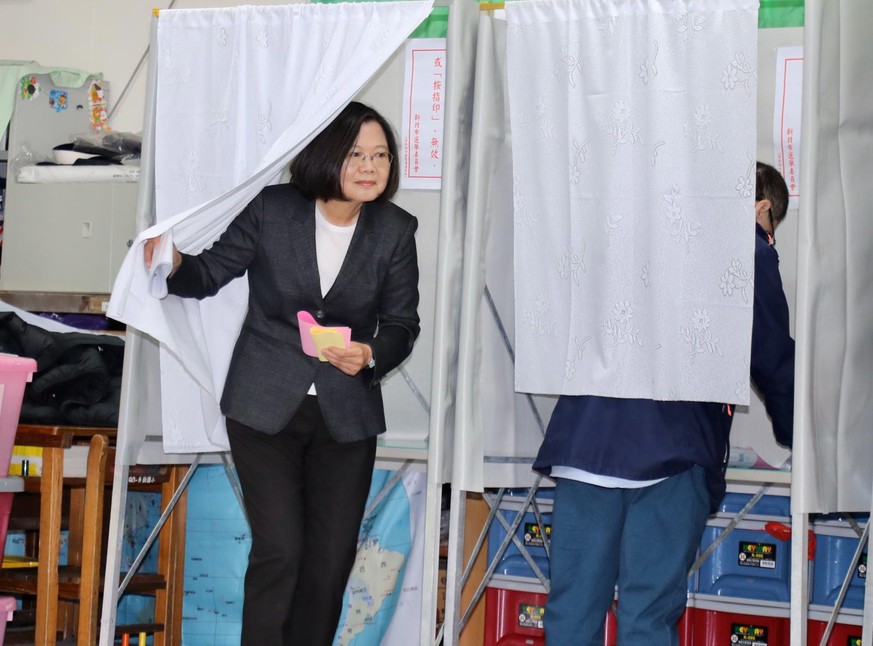 Präsidentin Tsai Ing-wen bei der Stimmabgabe.