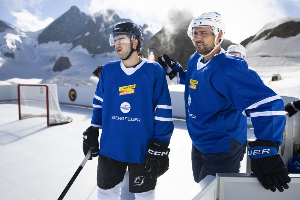 Swiss NHL players Nino Niederreiter (Winnipeg Jets), right, and Nico Hischier (New Jersey Devils) discuss during a ice hockey match of a team of Swiss NHL players against a team of SC Bern players on  ...