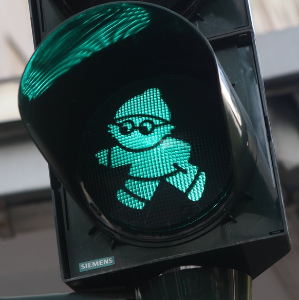 Grüne Fussgängerampel mit Mainzelmännchen leuchtet in der Innenstadt von Mainz, Rheinland Pfalz, Deutschland *** Green pedestrian traffic light with Mainzelmännchen shines in the city center of Mainz, ...