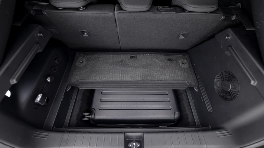 In die sogenannte Megabox unter dem Kofferraumboden passt ein weiterer Koffer.