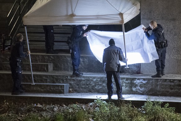 Polizisten haben unter der Gessnerbruecke eine leblose Person gefunden, aufgenommeen am Montag, 19. Dezember 2016, in Zuerich. Bei der Schiesserei in der Naehe des Zuercher Hauptbahnhofs wurden drei p ...