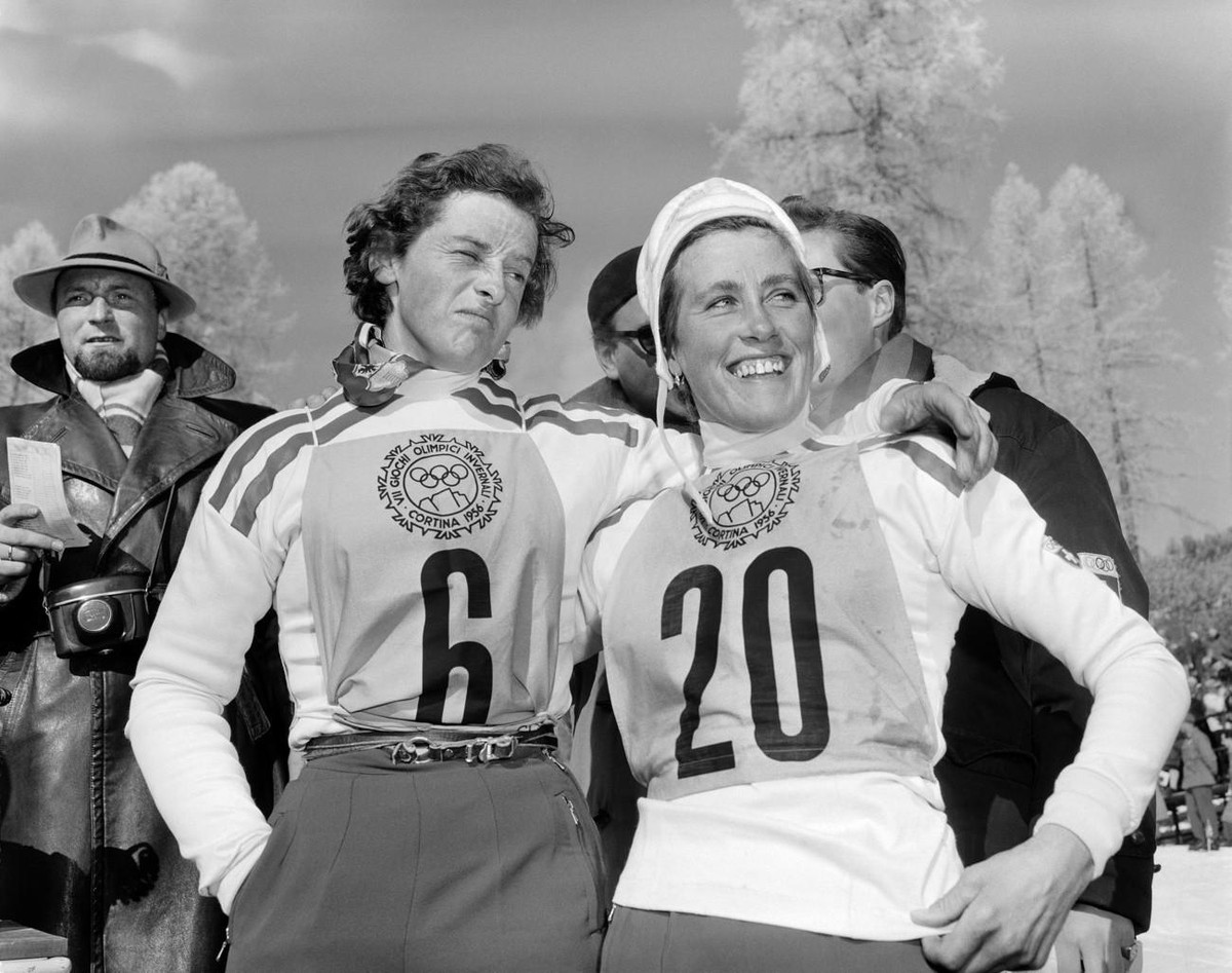 Doppelsieg der Schweizer Skirennfahrerinnen Madeleine Berthod, links, Gold, und Frieda Daenzer, Silber, in der Abfahrt der Olympischen Winterspiele im Februar 1956 in Cortina d'Ampezzo. (KEYSTONE ...