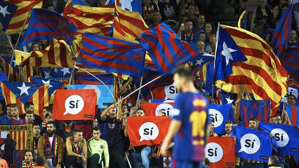 epaselect epa06214509 FC Barcelona fans hold signs supporting the Catalan independence referendum during the Spanish Primera Division soccer match between FC Barcelona and SD Eibar at the Camp Nou in  ...