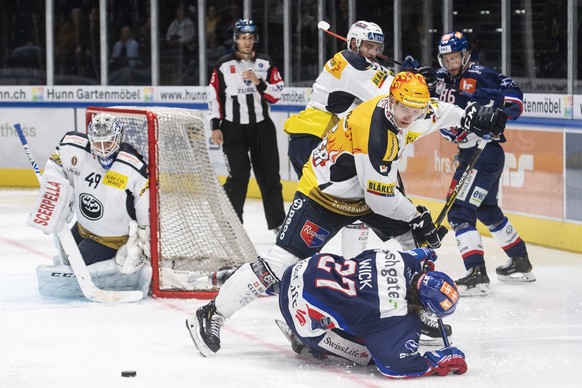 Ambris Topscorer Michael Fora, oben, kaempft um den Puck gegen Zuerichs Roman Wick, unten, im Eishockeyspiel der National League zwischen den ZSC Lions und dem HC Ambri-Piotta am Samstag, 28. Septembe ...