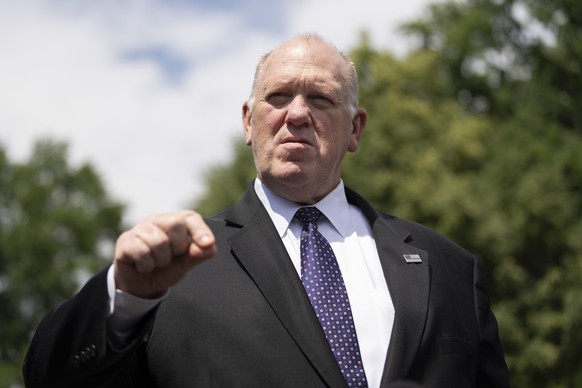 epa12120527 White House Border Czar Tom Homan speaks to the media at the White House in Washington, DC, USA, 20 May 2025. EPA/CHRIS KLEPONIS / POOL