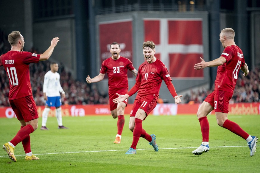 Andreas Skov Olsen scorer til 2-0 under UEFA Nations League gruppe A-kampen mellem Danmark og Frankrig i Parken i Kobenhavn, sondag den 25. september 2022.. Kopi af 20220925-214132-3 spnet, Kobenhavn  ...