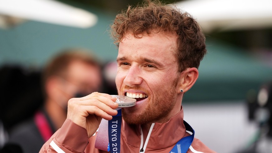 epa09366651 Silver medalist Mathias Flueckiger during the medal ceremony for the Men&#039;s Cross-Country event of the Mountain Biking events of the Tokyo 2020 Olympic Games at the Izu Mountain Bike C ...