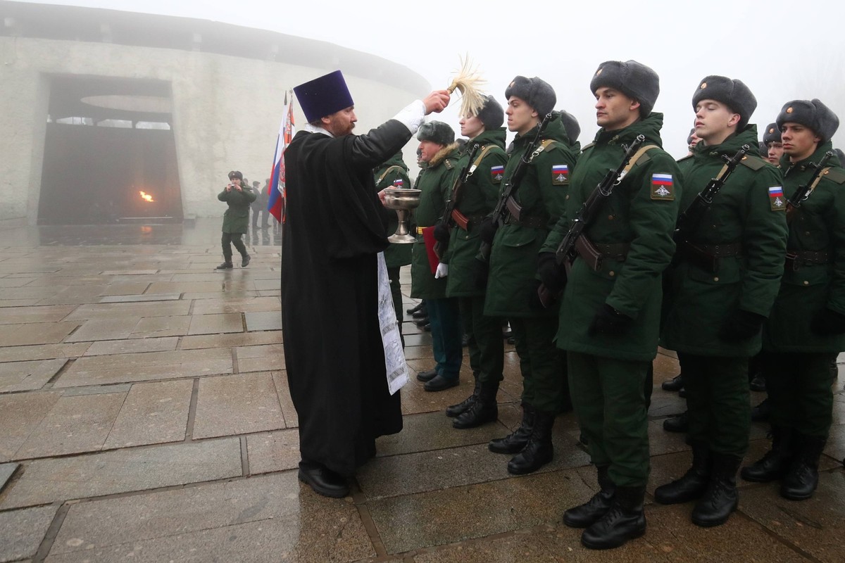 Russia Southern Military District Oath Taking 8574015 03.12.2023 An Orthodox priest blesses servicemen of the Volgograd garrison of the Russian Southern Military District as they take an oath at the M ...