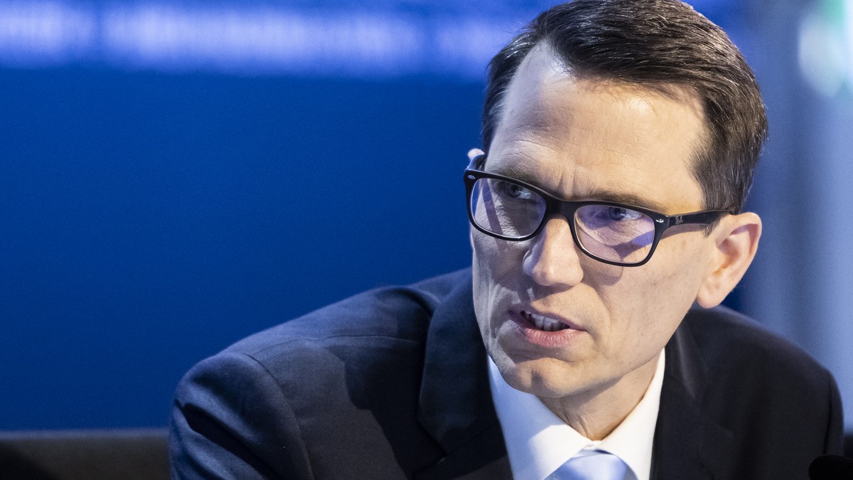 Martin Schlegel, Praesident des Direktoriums, spricht zu einem Kollegen des Direktoriums, an der Generalversammlung der Schweizerischen Nationalbank SNB, am Freitag, 25. April 2025 in Bern. (KEYSTONE/ ...