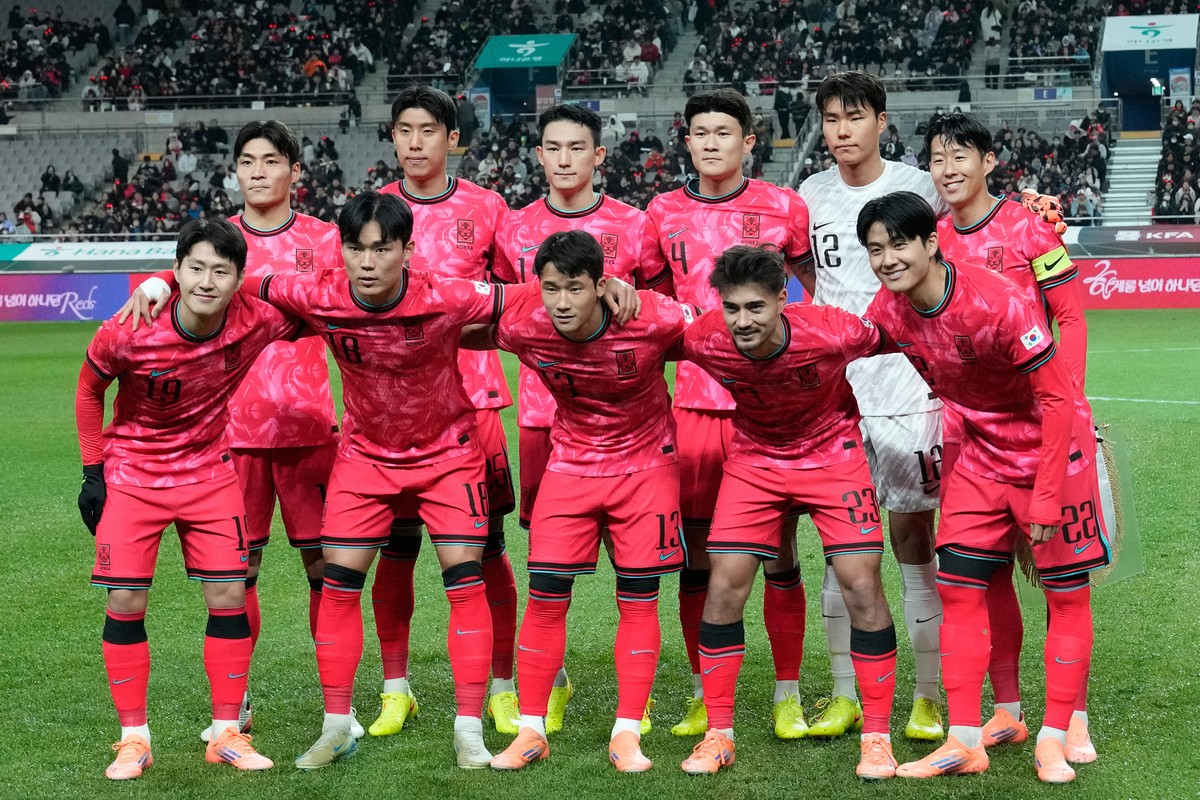 FILE - South Korea players pose for a team photo prior to the start of the international friendly soccer match between South Korea and Ghana in Seoul, South Korea, Tuesday, Nov. 18, 2025. (AP Photo/Ah ...