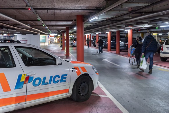 Une voiture de police est photgraphie ou a eu lieu un meurtre dans un parking situe sous le centre commercial Planete Charmilles, ce samedi 19 janvier 2019 a Geneve. Un jeune homme d&#039;une vingtain ...