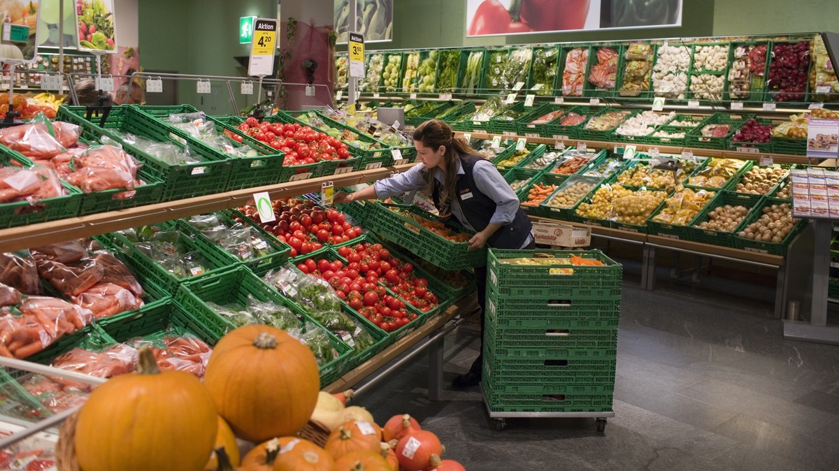 Eine Mitarbeiterin der COOP-Filiale in Wetzikon fuellt am 12. Oktober 2007 in der Gemueseabteilung eine Kiste mit Tomaten auf. (KEYSTONE/Martin Ruetschi)